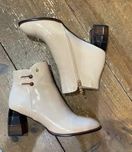 Load image into Gallery viewer, Aqua Flex Boot "Orlean" cream patent