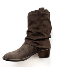 Load image into Gallery viewer, Ateliers Boot "Beth" Chocolate Suede