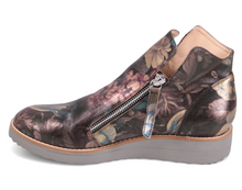 Load image into Gallery viewer, Django and Juliette Boot "Oh My" Blue Floral