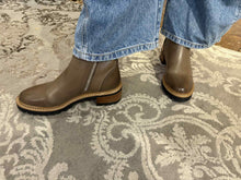 Load image into Gallery viewer, EOS boot "Lindira" hazelnut