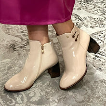 Load image into Gallery viewer, Aqua Flex Boot "Orlean" cream patent