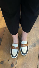 Load image into Gallery viewer, Vionic Shoe &quot;Uptown&quot; multi
