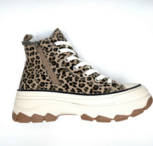 Load image into Gallery viewer, Refresh Sneaker &quot;Hippie&quot; Leopard
