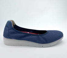 Load image into Gallery viewer, Saydo Shoe &quot;Filbert&quot; navy perf flat
