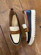 Load image into Gallery viewer, Vionic Shoe &quot;Uptown&quot; multi
