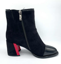 Load image into Gallery viewer, Aqua Flex Boot &quot;Suzy Too&quot; Black
