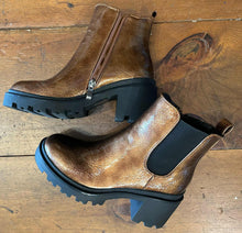 Load image into Gallery viewer, Aqua Flex Boot &quot;Slick&quot; Bronze Krinkle
