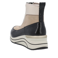Load image into Gallery viewer, Remonte Boot &quot;Tyra&quot; black and cream combo
