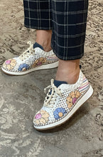 Load image into Gallery viewer, La Pinta Sneaker "Blossom"

