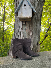 Load image into Gallery viewer, Ateliers Boot "Beth" Chocolate Suede
