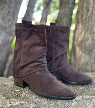 Load image into Gallery viewer, Ateliers Boot "Beth" Chocolate Suede
