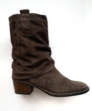 Load image into Gallery viewer, Ateliers Boot "Beth" Chocolate Suede
