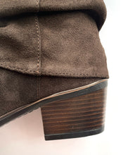 Load image into Gallery viewer, Ateliers Boot "Beth" Chocolate Suede
