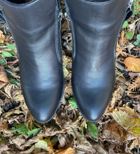 Load image into Gallery viewer, Everly Boot "Olivia" black
