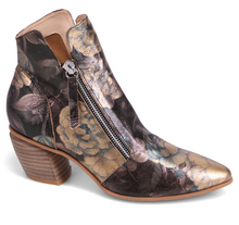 Load image into Gallery viewer, Django and Juliette Boot &quot;Jazzy&quot; blue floral
