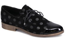 Load image into Gallery viewer, Django and Juliette shoe &quot;Kotty&quot; black dot patent
