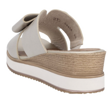 Load image into Gallery viewer, Remonte Sandal &quot;Bowery&quot; gold
