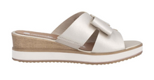 Load image into Gallery viewer, Remonte Sandal &quot;Bowery&quot; gold
