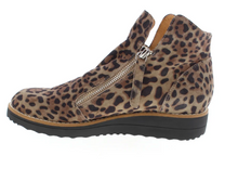 Load image into Gallery viewer, Django and Juliette Boot "Oh My" Leopard
