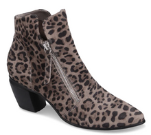 Load image into Gallery viewer, Django and Juliette Boot "Jazzy" leopard
