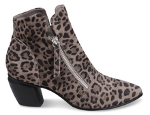Load image into Gallery viewer, Django and Juliette Boot "Jazzy" leopard
