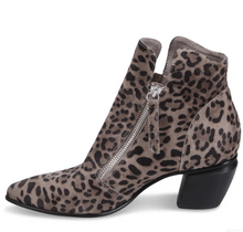 Load image into Gallery viewer, Django and Juliette Boot "Jazzy" leopard
