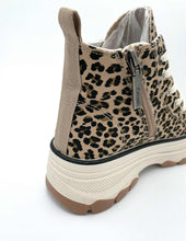 Load image into Gallery viewer, Refresh Sneaker &quot;Hippie&quot; Leopard
