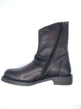 Load image into Gallery viewer, L&#39;Orange Boot Chocolate
