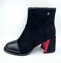 Load image into Gallery viewer, Aqua Flex Boot &quot;Suzy Too&quot; Black
