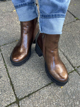 Load image into Gallery viewer, Aqua Flex Boot &quot;Slick&quot; Bronze Krinkle
