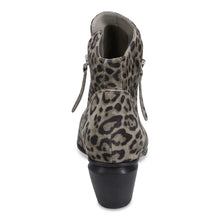 Load image into Gallery viewer, Django and Juliette Boot &quot;Jazzy&quot; leopard
