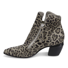 Load image into Gallery viewer, Django and Juliette Boot &quot;Jazzy&quot; leopard
